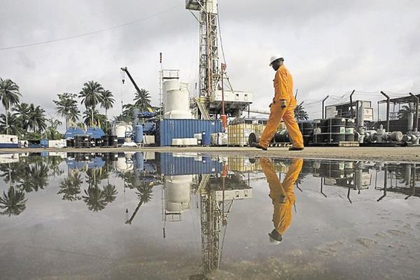 نيجيريا تتفاوض مع شركات النفط العالمية للحفاظ على الاستثمارات