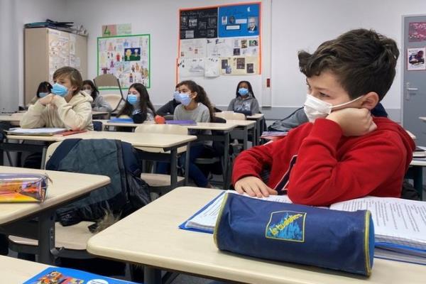 ارتداء الكمامات في المدارس يوفر وقاية ضعيفة ضد كوفيد-19