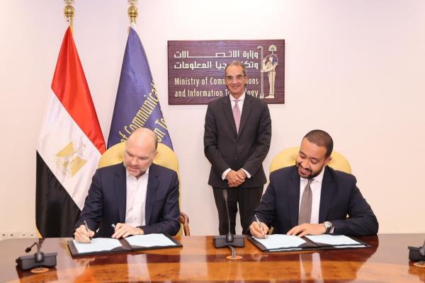 توقيع اتفاقية تجارية بين الشركة المصرية للاتصالات وشركة "إكسا إنفراستركتشر  الأوروبية