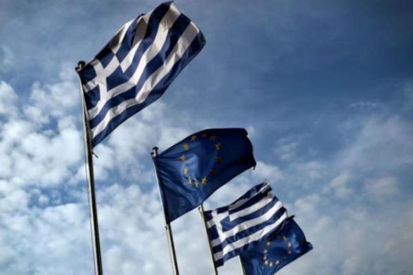 اليونان تقترب من عودة تصنيفها الائتماني إلى المستوى الاستثماري