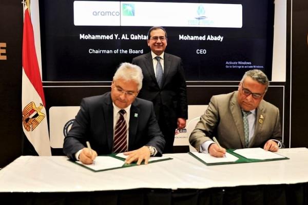 مصر توقع اتفاقا مع أرامكو السعودية لتوريد منتجات نفطية لمجمع البتروكيماويات بمحور قناة السويس