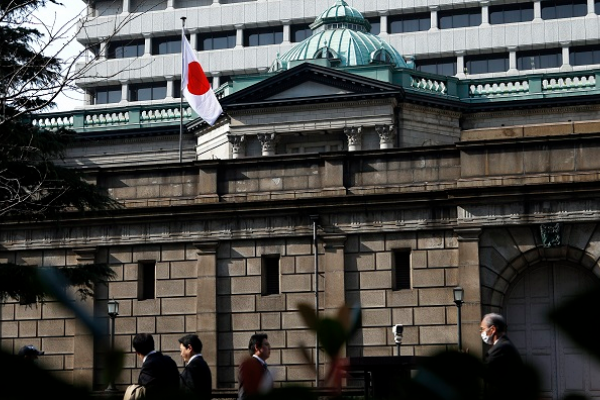 بنك اليابان المركزي يدرس رفع توقعاته للتضخم قرب المستهدف 2%
