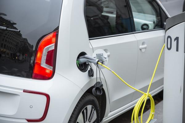 توقعات بنمو ايجابي في صناعة السيارات الكهربائية مع ارتفاع الطلب على المستعمل