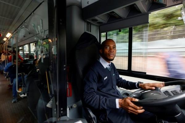 في ايطاليا تعيين أول سائق حافلة مهاجر في توسكانا من غينيا